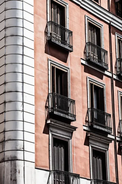 Mediterrane architectuur in Spanje. oude flatgebouw in madrid. — Stockfoto