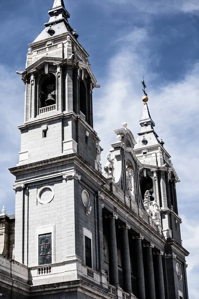 Mooie het platform-kathedraal almudena, madrid, Spanje — Stockfoto