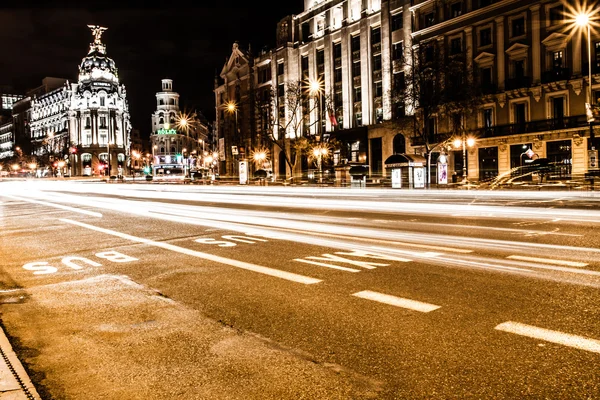 Tráfico callejero en la noche Madrid, España —  Fotos de Stock