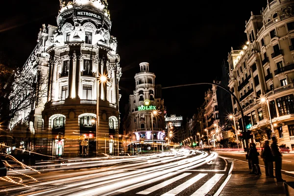 Jízdní provoz v noci madrid, Španělsko — Stock fotografie
