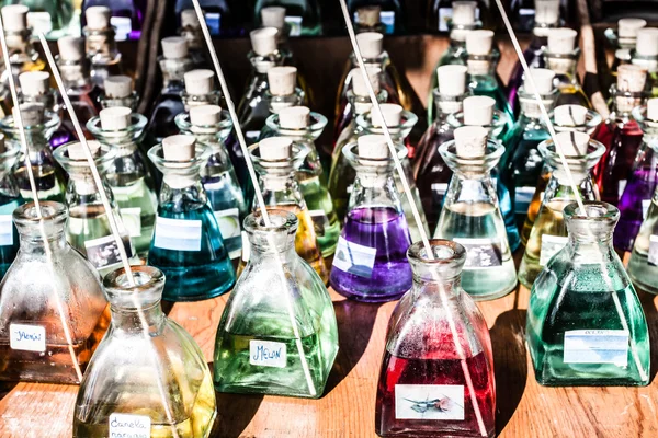 Perfume em farmácia ou loja para testes — Fotografia de Stock