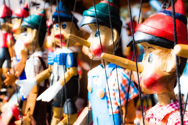 Fantoches tradicionais feitos de madeira . — Fotografia de Stock