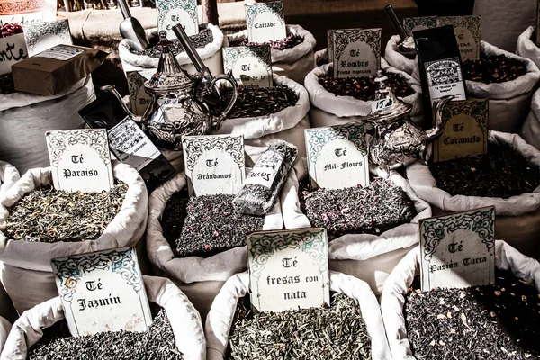 Szárított virágok fűszerek a spanyol utcai boltban — Stock Fotó