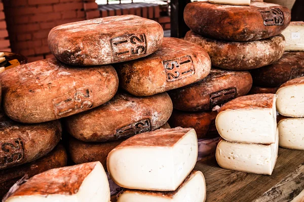 Verschiedene spanische Käseräder auf einem Markt — Stockfoto