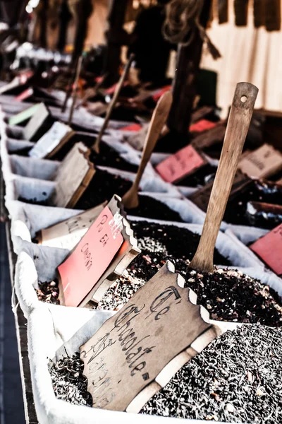 Szárított virágok fűszerek a spanyol utcai boltban — Stock Fotó