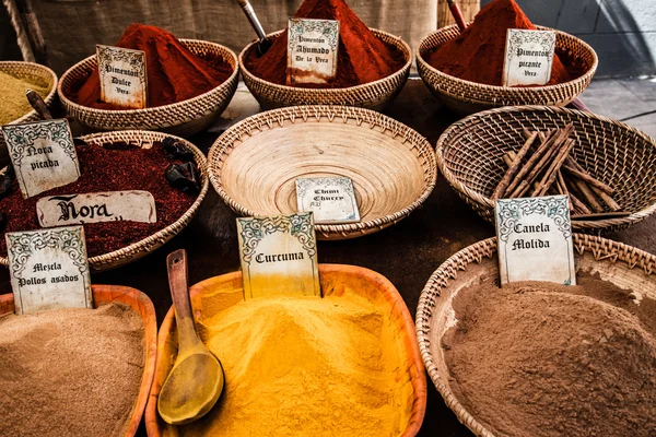 Красочные порошки тика на индийском рынке, Индия, Азия — стоковое фото