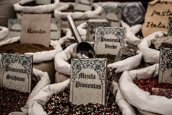 Gedroogde kruiden bloemen kruiden in de winkel Spaans straat — Stockfoto