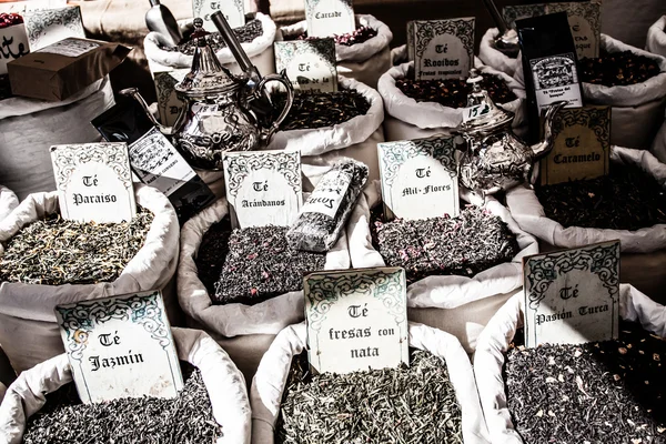 晒干的草药花香料中的西班牙文街店 — 图库照片