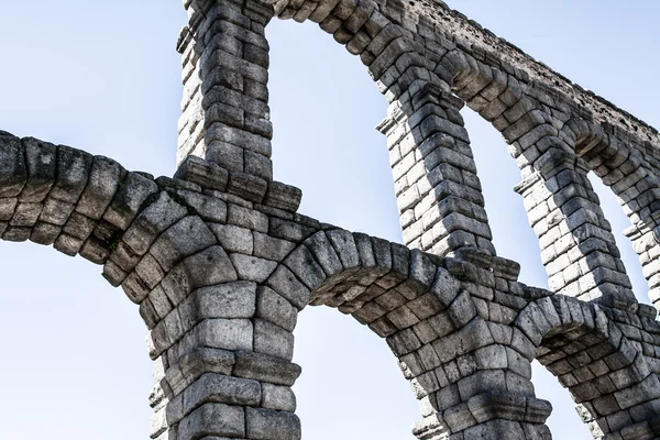 O famoso aqueduto antigo em Segóvia, Castela e Leão, Espanha — Fotografia de Stock