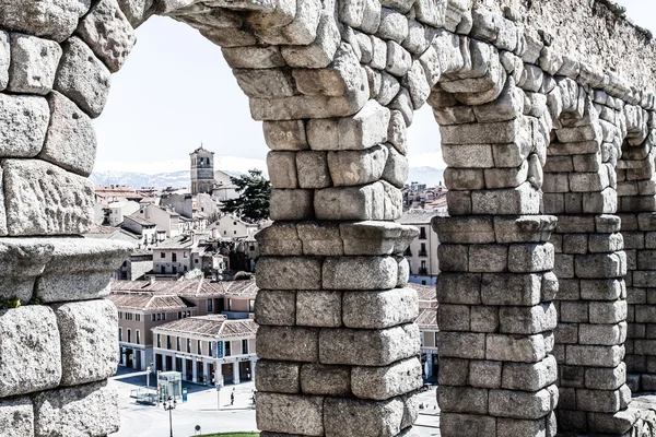 O famoso aqueduto antigo em Segóvia, Castela e Leão, Espanha — Fotografia de Stock