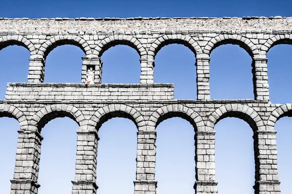 O famoso aqueduto antigo em Segóvia, Castela e Leão, Espanha — Fotografia de Stock