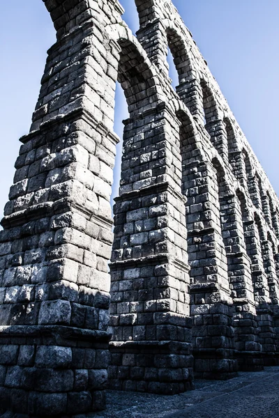 O famoso aqueduto antigo em Segóvia, Castela e Leão, Espanha — Fotografia de Stock