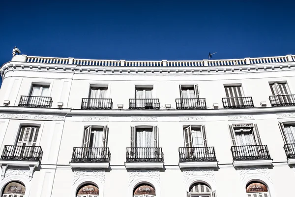 Mediterrán építészettel, Spanyolország. régi bérház, Madrid. — Stock Fotó