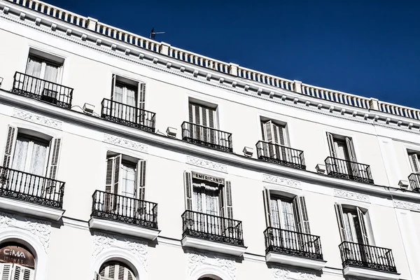 Architektury śródziemnomorskiej w Hiszpanii. starej kamienicy w Madrycie. — Zdjęcie stockowe