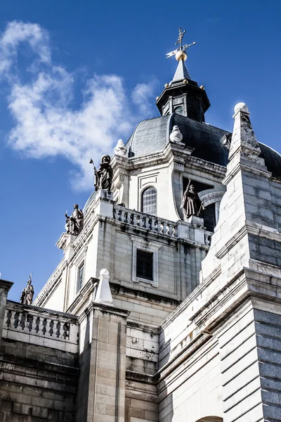 Hermosa arquitectura- Catedral de la Almudena, Madrid, España — Foto de Stock