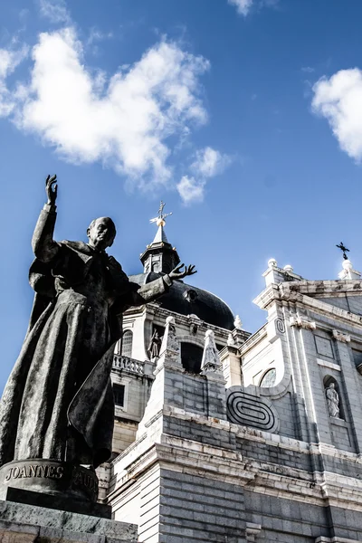 Gyönyörű építészeti - székesegyház Almudena, Madrid, Spanyolország — Stock Fotó