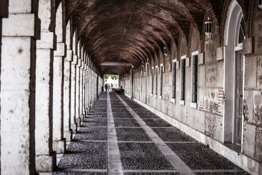 birden fazla kemerli ve sütunlar