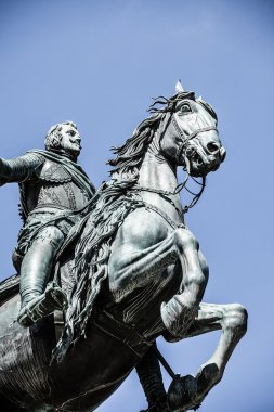 İspanya, Madrid 'deki Puerta del Sol' daki III. Charles Anıtı.