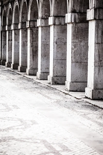 Multiple arches and columns — Stock Photo, Image