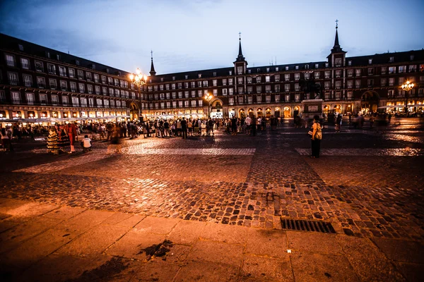在晚上，西班牙的马德里市长广场 — 图库照片