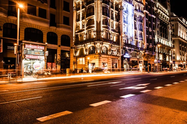 Δρόμο κυκλοφορίας στη νυχτερινή Μαδρίτη, Ισπανία — Φωτογραφία Αρχείου