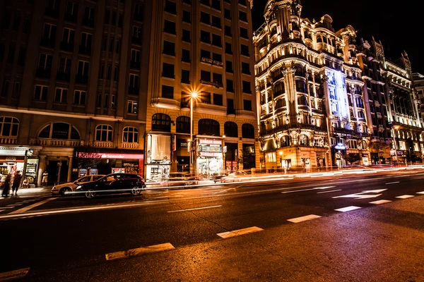 Straat verkeer in nacht madrid, Spanje — Stockfoto