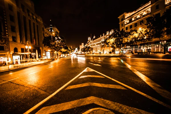 Tráfico callejero en la noche Madrid, España —  Fotos de Stock