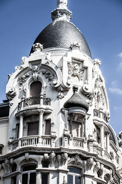 Facciata di un edificio bianco a Madrid, Spagna — Foto Stock