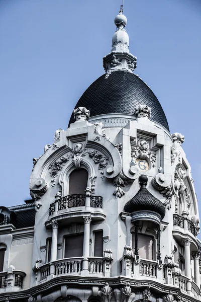 Fasad i vit byggnad i madrid, Spanien — Stockfoto