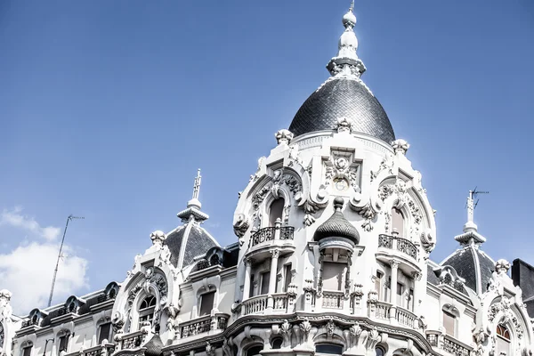 Façade de bâtiment blanc en Madrid, Espagne — Photo