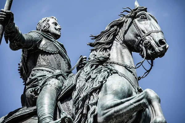 Das Denkmal Karls III. auf der Puerta del Sol in Madrid, Spanien — Stockfoto