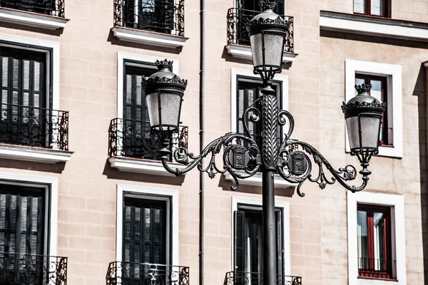 Mediterranean architecture in Spain. Old apartment building in Madrid. — Stock Photo, Image