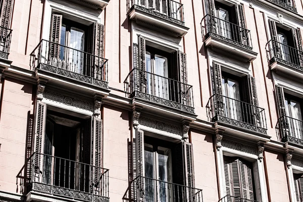 Arquitectura mediterránea en España. Antiguo edificio de apartamentos en Madrid . — Foto de Stock