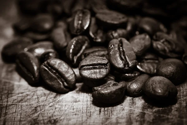Granos de café sobre fondo de madera grunge —  Fotos de Stock