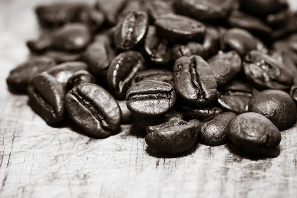 Coffee beans on grunge wooden background — Stock Photo, Image