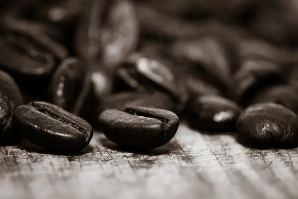 Coffee beans on grunge wooden background — Stock Photo, Image