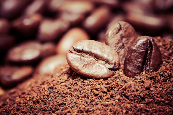 Кофейные зёрна на деревянном фоне