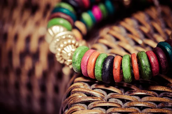 Vue rapprochée du bracelet coloré — Photo