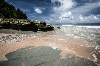 Neil ada plaj ve mavi gökyüzü ile beyaz bulutlar, andaman Adaları - Hindistan