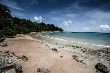 Neil ada plaj ve mavi gökyüzü ile beyaz bulutlar, andaman Adaları - Hindistan