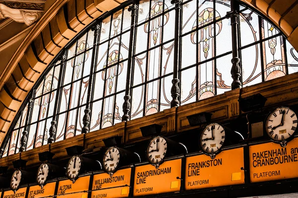 Flinders Street Station La entrada a Flinders Street Station. Australia, Melbourne . — Foto de Stock