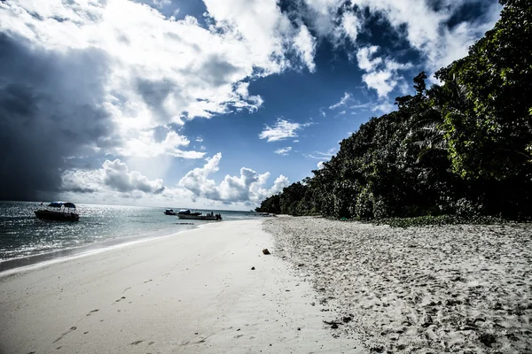 Transparent sea water and blue sky with clouds — Stock Photo, Image