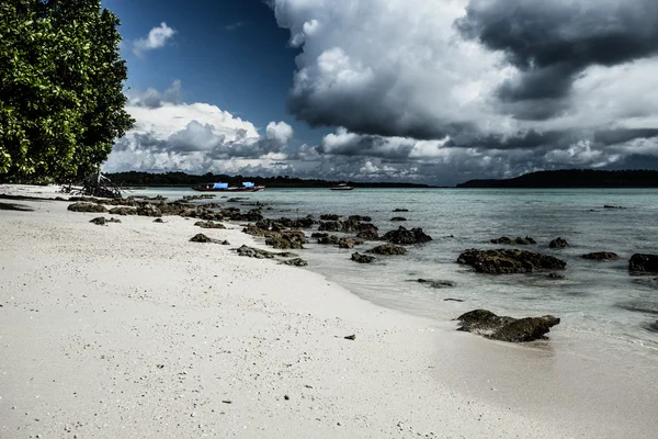 Agua de mar transparente y cielo azul con nubes — Foto de Stock