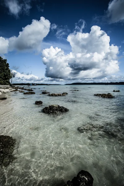 Transparentní mořské vody a modrou oblohu s mraky — Stock fotografie