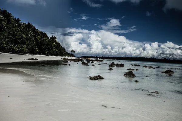 Água do mar transparente e céu azul com nuvens — Fotografia de Stock