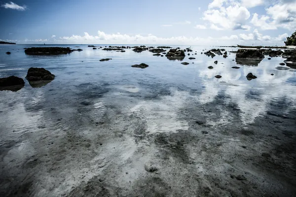 Transparante zee water en blauwe hemel met wolken — Stockfoto