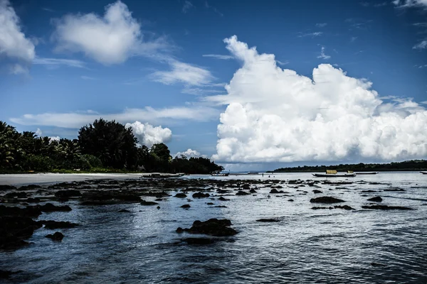 Havet vatten och blå himmel med moln — Stockfoto