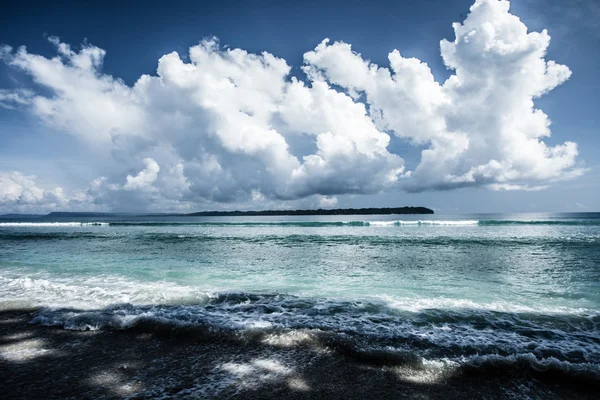 透明海水和蓝色天空与云彩 — 图库照片