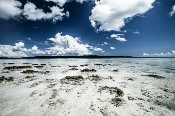 Transparentes Meerwasser und blauer Himmel mit Wolken — Stockfoto