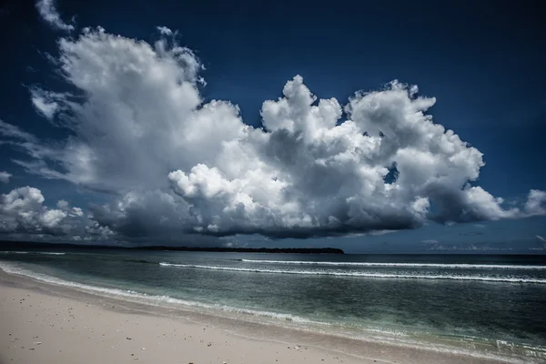 Água do mar transparente e céu azul com nuvens — Fotografia de Stock